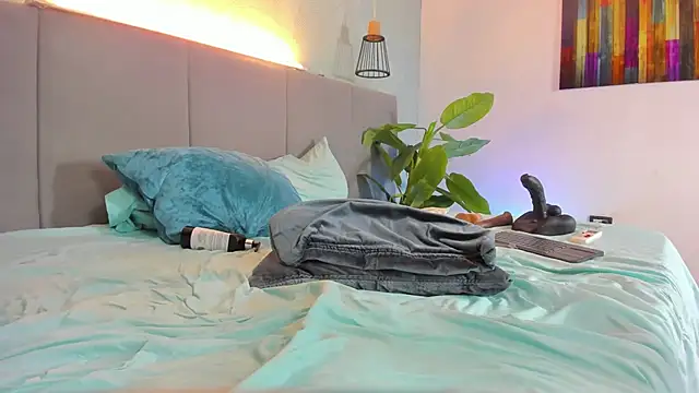 Annie-Wolf online show from 28, 2, 2025