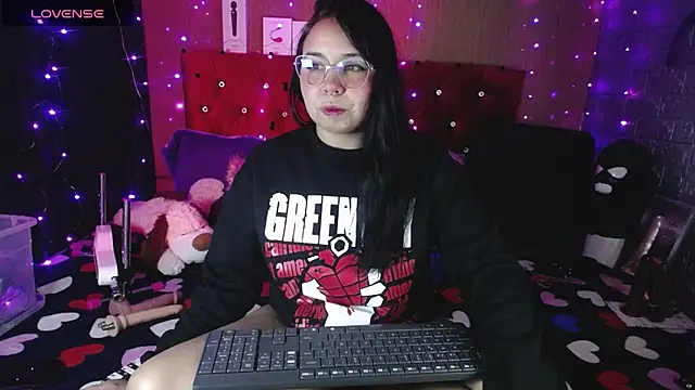 Snapshot of Fantasies_Slave chatting on 17, 4, 2026 Fantasies Slave online show from 17, 4, 2026