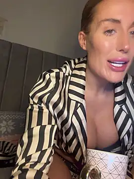 UKSYDNEYFOX online show from 19, 2, 2025