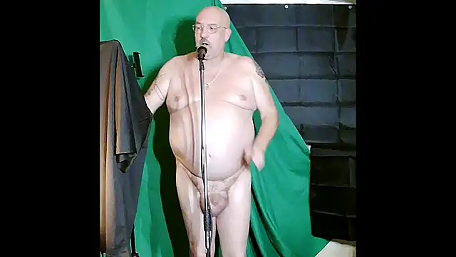 Snapshot of ShamelessMan chatting on 4, 10, 2025 ShamelessMan online show from 4, 10, 2025