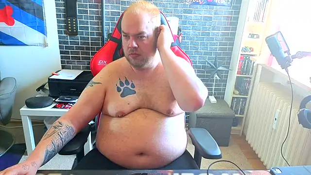 Snapshot of PupW0lfy chatting on 23, 4, 2026 PupW0lfy online show from 23, 4, 2026