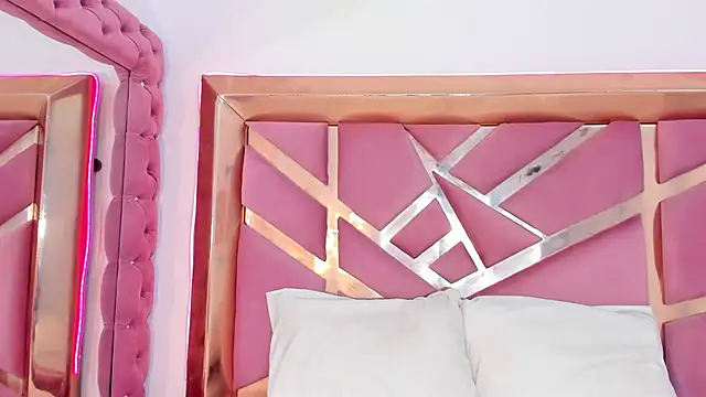 Britanymooree online show from 18, 4, 2026