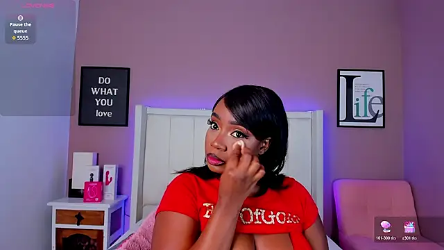 Britanymooree online show from 27, 10, 2025