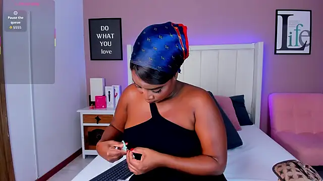 Britanymooree online show from 4, 11, 2025