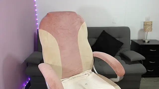 Snapshot of NicoleKitty_ chatting on 28, 10, 2025 NicoleKitty online show from 28, 10, 2025