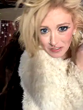 Snapshot of Blondebeauty6996 chatting on 27, 11, 2025 Blondebeauty6996 online show from 27, 11, 2025