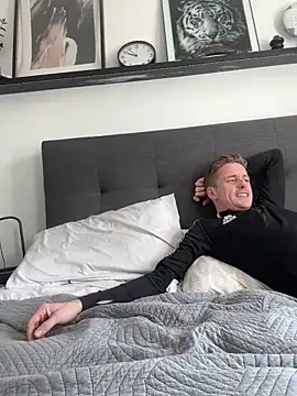 Pollypearson online show from 4, 3, 2025