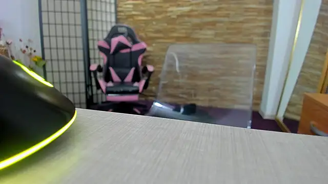 AishaRouhi online show from 3, 12, 2025