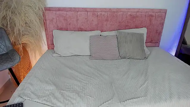 Sofiawilson  online show from 12, 11, 2025