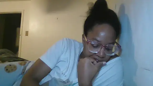 Snapshot of madamsensuale chatting on 3, 12, 2024 madamsensuale online show from 3, 12, 2024