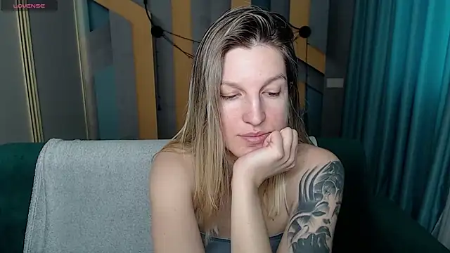 EmilyWalkeri online show from 13, 2, 2026