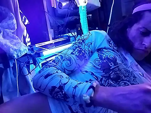 gurlnips online show from 11, 3, 2026