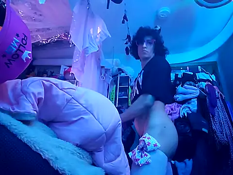 gurlnips online show from 11, 3, 2025