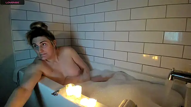 ImLeanneLawson online show from 24, 2, 2025