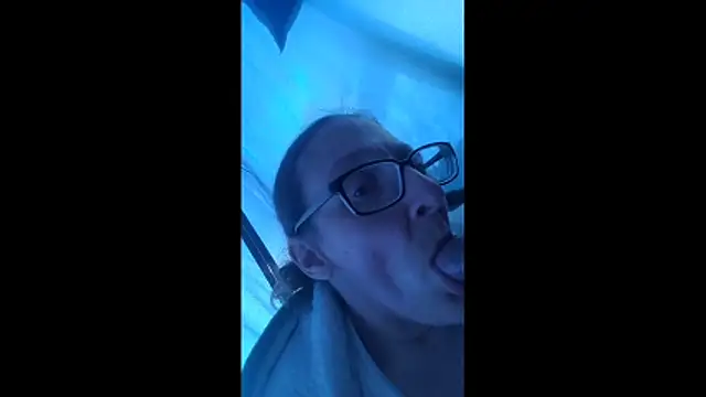 ILUV2TUCHMYKITTY online show from 20, 12, 2025