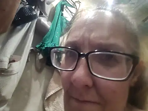Snapshot of ILUV2TUCHMYKITTY chatting on 11, 9, 2025 ILUV2TUCHMYKITTY online show from 11, 9, 2025