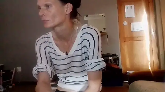 Snapshot of AwesomeUs chatting on 9, 10, 2025 AwesomeUs online show from 9, 10, 2025