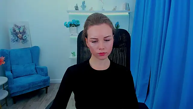 Snapshot of MileyWings chatting on 17, 11, 2025 MileyWings online show from 17, 11, 2025