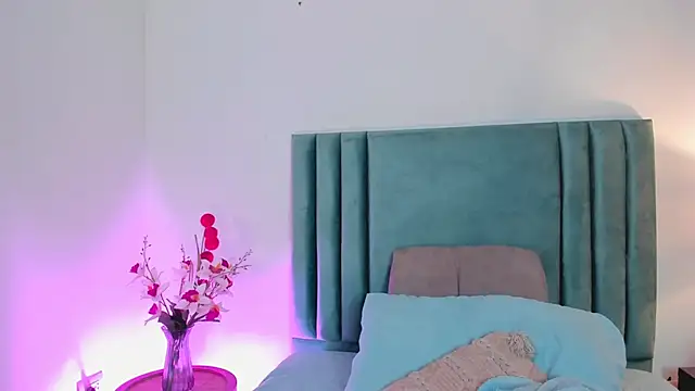 AuraStonee online show from 10, 1, 2025