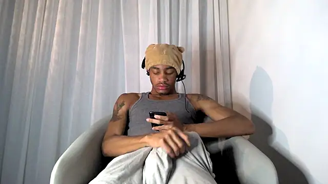 Snapshot of Skinnyblackman chatting on 28, 10, 2025 Skinnyblackman online show from 28, 10, 2025