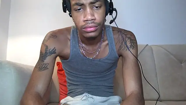 Snapshot of Skinnyblackman chatting on 11, 11, 2025 Skinnyblackman online show from 11, 11, 2025