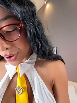 Snapshot of OSHUN_ chatting on 5, 8, 2026 OSHUN online show from 5, 8, 2026