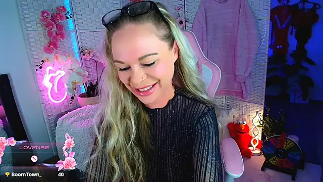 Snapshot of EllieKarrX chatting on 10, 1, 2025 EllieKarrX online show from 10, 1, 2025