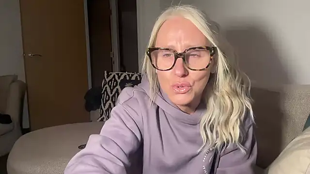 MelodyCollinsUk online show from 2, 3, 2025