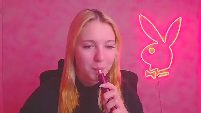 Snapshot of Milka_kiss_ chatting on 12, 11, 2025 Milka kiss online show from 12, 11, 2025