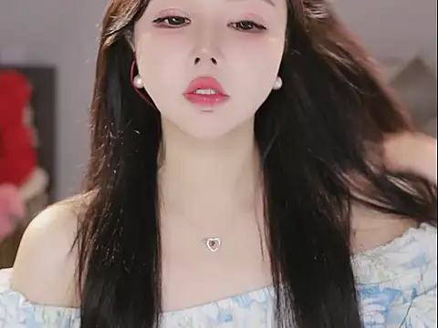 Qiaoqiao  online show from 18, 12, 2025