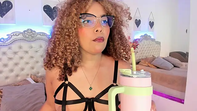 NiaColusi online show from 5, 11, 2025