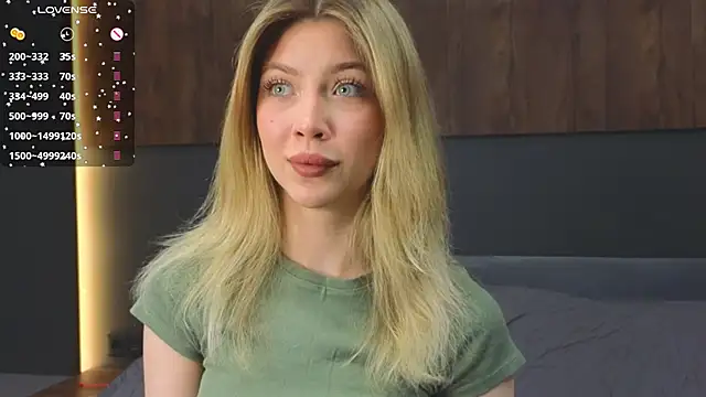 Snapshot of Rainaslater chatting on 4, 2, 2025 Rainaslater online show from 4, 2, 2025