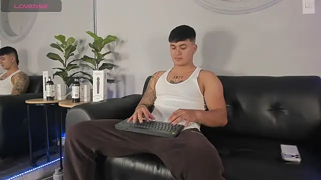 Snapshot of Cristopher_strong chatting on 25, 4, 2026 Cristopher strong online show from 25, 4, 2026