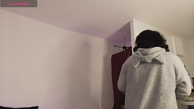 Snapshot of Elliee_ chatting on 4, 11, 2025 Elliee online show from 4, 11, 2025