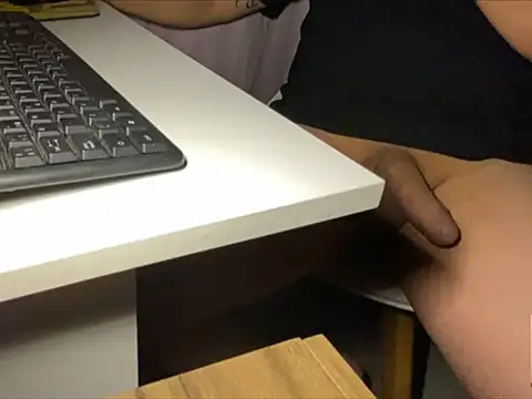 Snapshot of tomazu11 chatting on 3, 11, 2025 tomazu11 online show from 3, 11, 2025