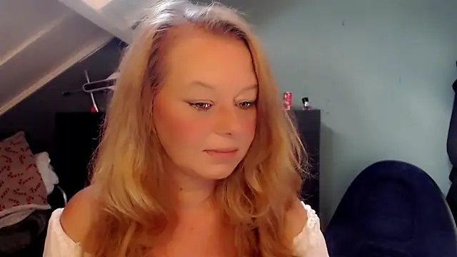 Snapshot of roxanna24 chatting on 4, 6, 2026 roxanna24 online show from 4, 6, 2026
