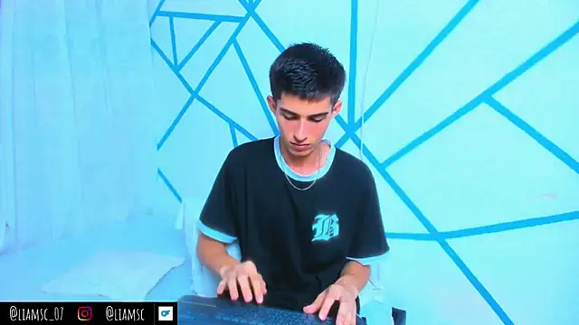 Snapshot of liam_scott77 chatting on 9, 10, 2025 liam scott77 online show from 9, 10, 2025