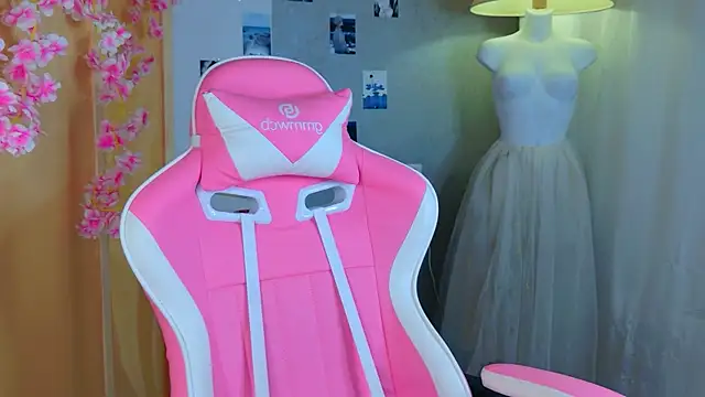 b4by LoL1 online show from 25, 4, 2026