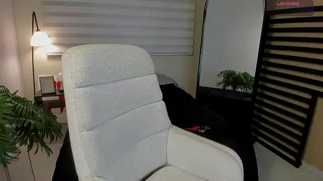 Catyloves online show from 10, 4, 2026