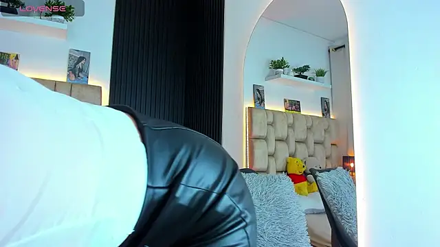 little sophie18 online show from 25, 2, 2026