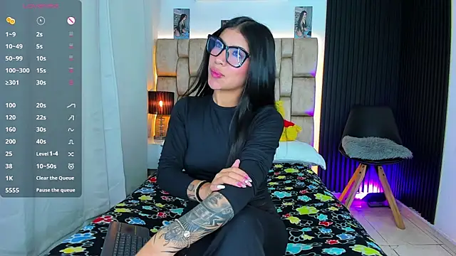 Snapshot of little_sophie18 chatting on 16, 11, 2025 little sophie18 online show from 16, 11, 2025