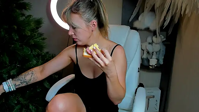 foxy blond online show from 2, 12, 2025