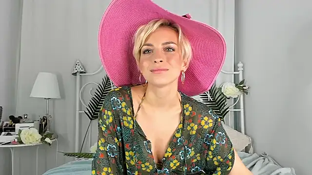 Snapshot of SakuFox chatting on 10, 11, 2025 SakuFox online show from 10, 11, 2025