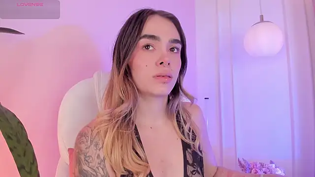 Lucy Vega online show from 7, 11, 2025