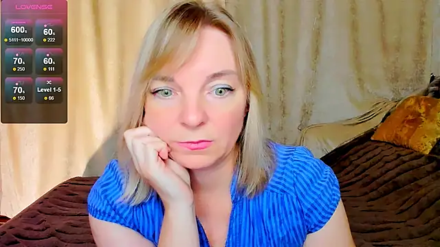 Snapshot of Regina__blue chatting on 12, 9, 2025 Regina blue online show from 12, 9, 2025