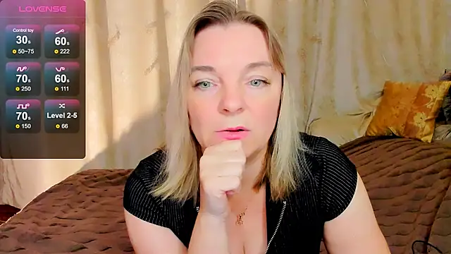 Snapshot of Regina__blue chatting on 18, 10, 2025 Regina blue online show from 18, 10, 2025