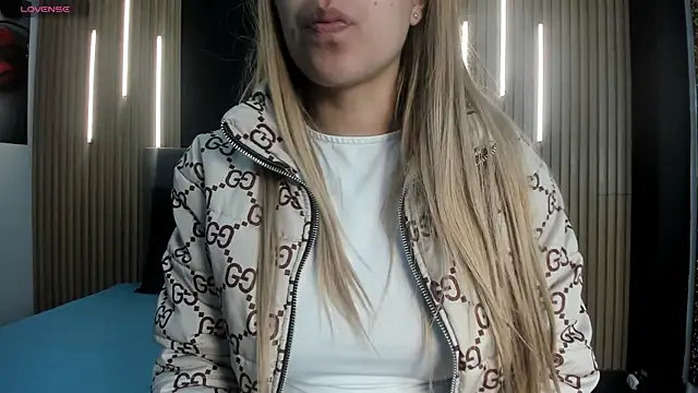 EvaaLovia1 online show from 7, 4, 2026