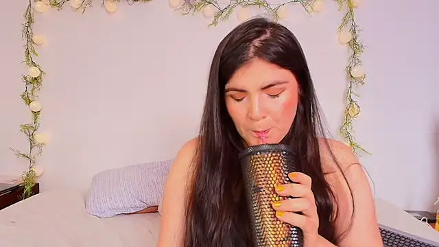 Amara vega online show from 13, 4, 2026