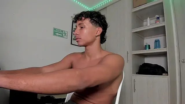 Snapshot of _diegsz_ chatting on 2, 2, 2025 diegsz online show from 2, 2, 2025