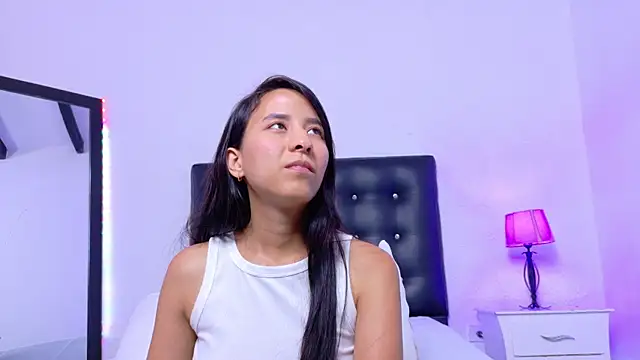 Skinny hottie18 online show from 11, 11, 2025